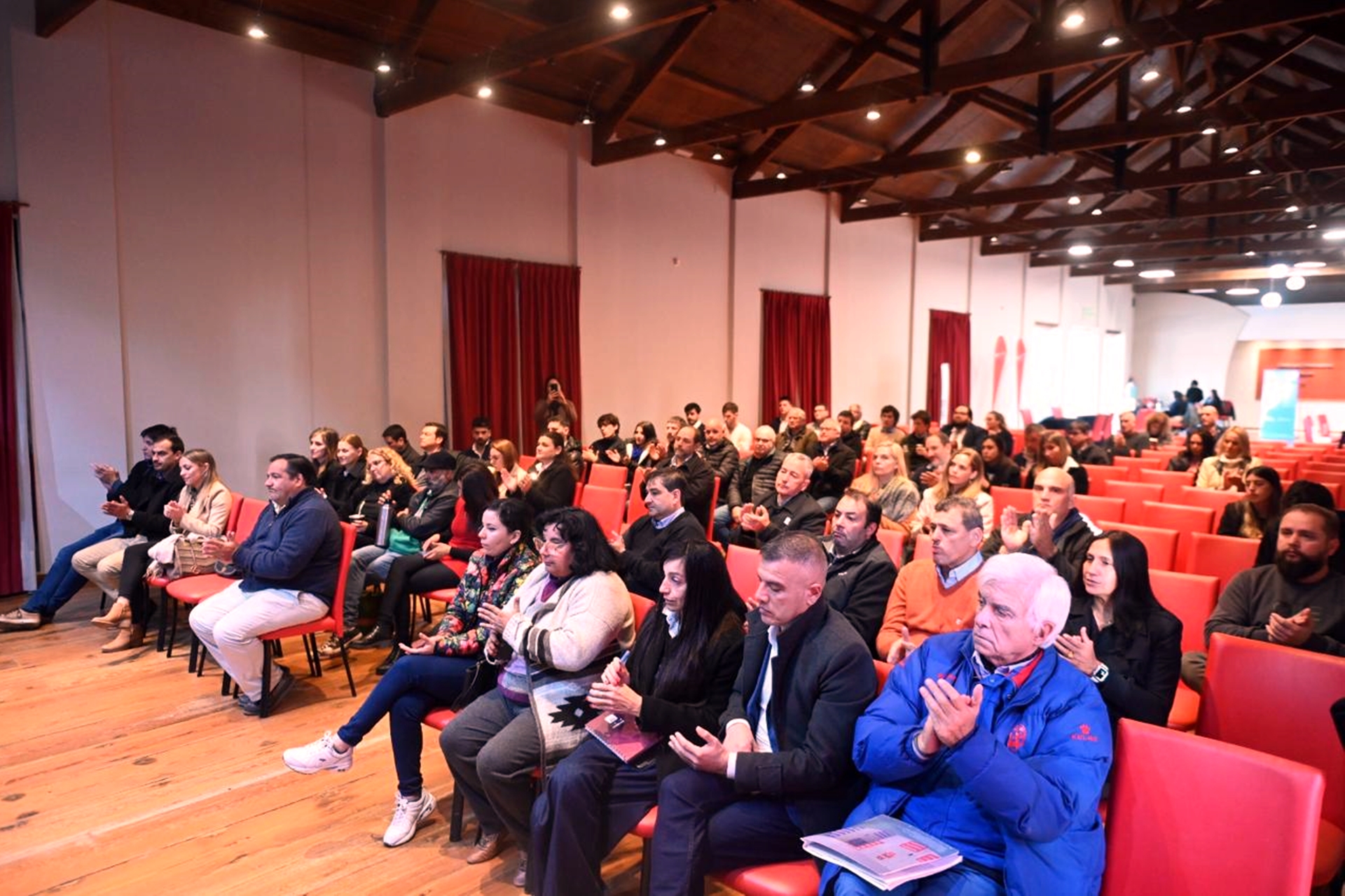 Jornada de capacitación en manejo de herramientas financieras.